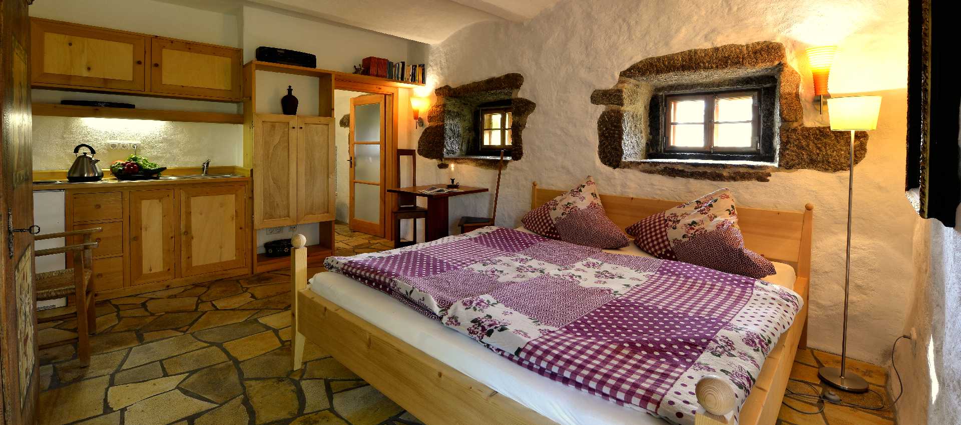 schatzhoehle-1920×850-01 Die Schatzhöhle - Hofatelier Menacher - Raum mit handgemachtem Bett