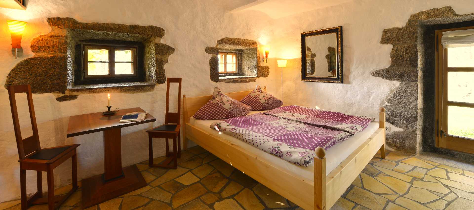 schatzhoehle-1920×850-02 Die Schatzhöhle - Hofatelier Menacher - Raum mit handgemachtem Bett