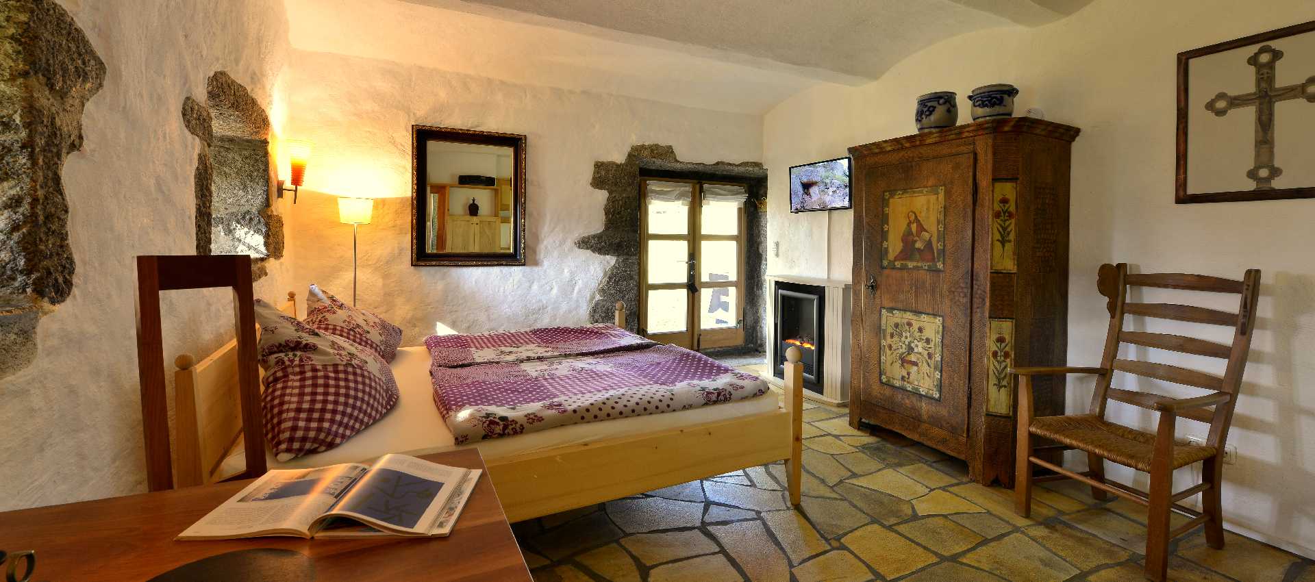 schatzhoehle-1920×850-03 Die Schatzhöhle - Hofatelier Menacher - Raum mit handgemachtem Bett