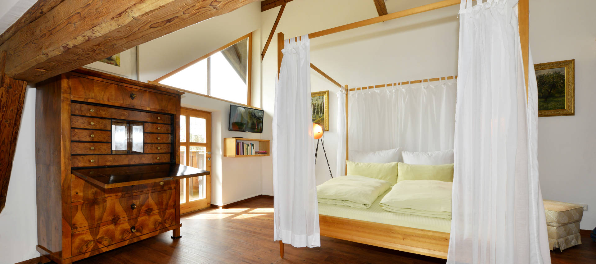 Herrschaft-Slider-1920×850-01 das herrschaftliche gemach - das massive, handgemachte Doppelbett - nicht nur für Prinzessinnen - mit Blick ins Grüne