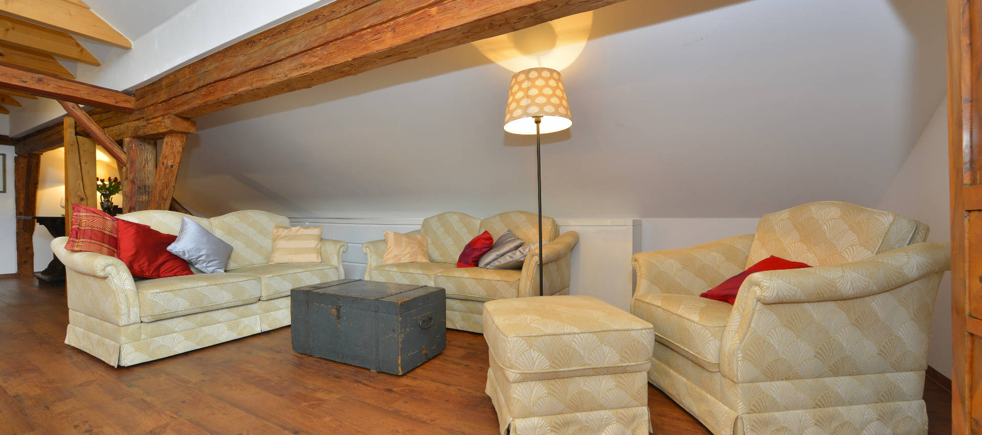 Herrschaft-Slider-1920×850-04 das herrschaftliche gemach - gemütliche Sitz- und Leseecke - Seitenansicht