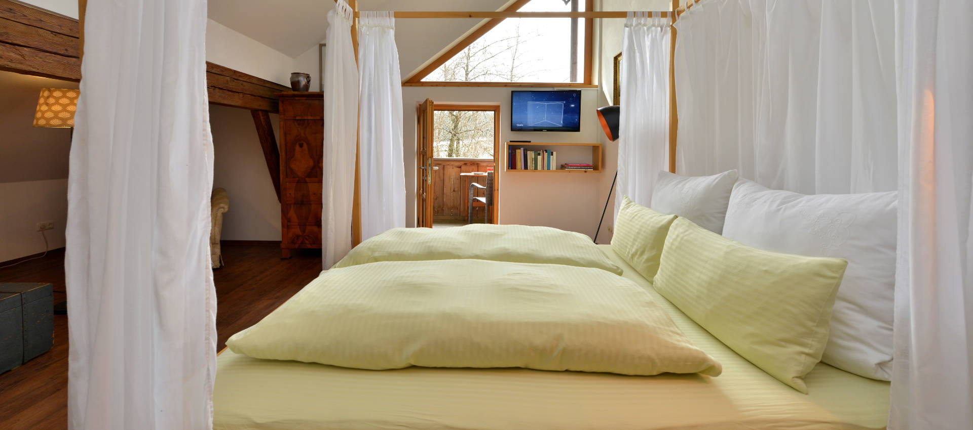 Herrschaft-Slider-1920×850-06 das herrschaftliche gemach - großes Bett handgemacht von Toni Menacher - aus der Nähe