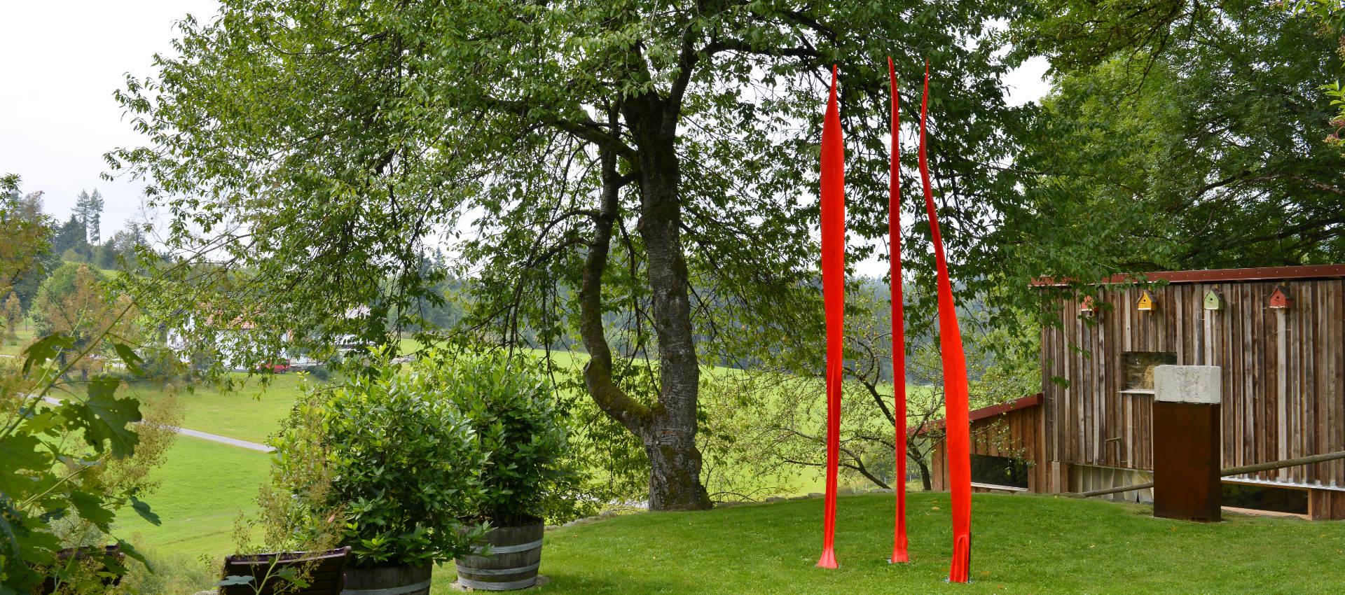 titel-garten Der Garten - Hofatelier Menacher - Urlaub im Künstlerhof - eine Nacht im Museum. Willkommen im Hofatelier Menacher – einem historischen Rückzugsort voller Seele. Entdecken Sie einen Ort, wo Kunst, Natur, Geschichte und Gastfreundschaft zu einem unvergesslichen Urlaub verschmelzen. Ob Sie Ruhe suchen, Inspiration oder einfach das Besondere – hier erleben Sie eine der außergewöhnlichsten Ferienunterkünfte im Bayerischen Wald.