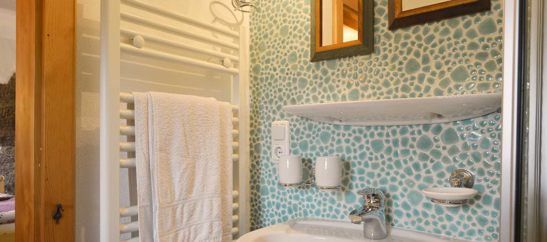 schatzhoehle-1920×850-08 Die Schatzhöhle - Hofatelier Menacher - Badezimmer Detail - besondere Fliesen