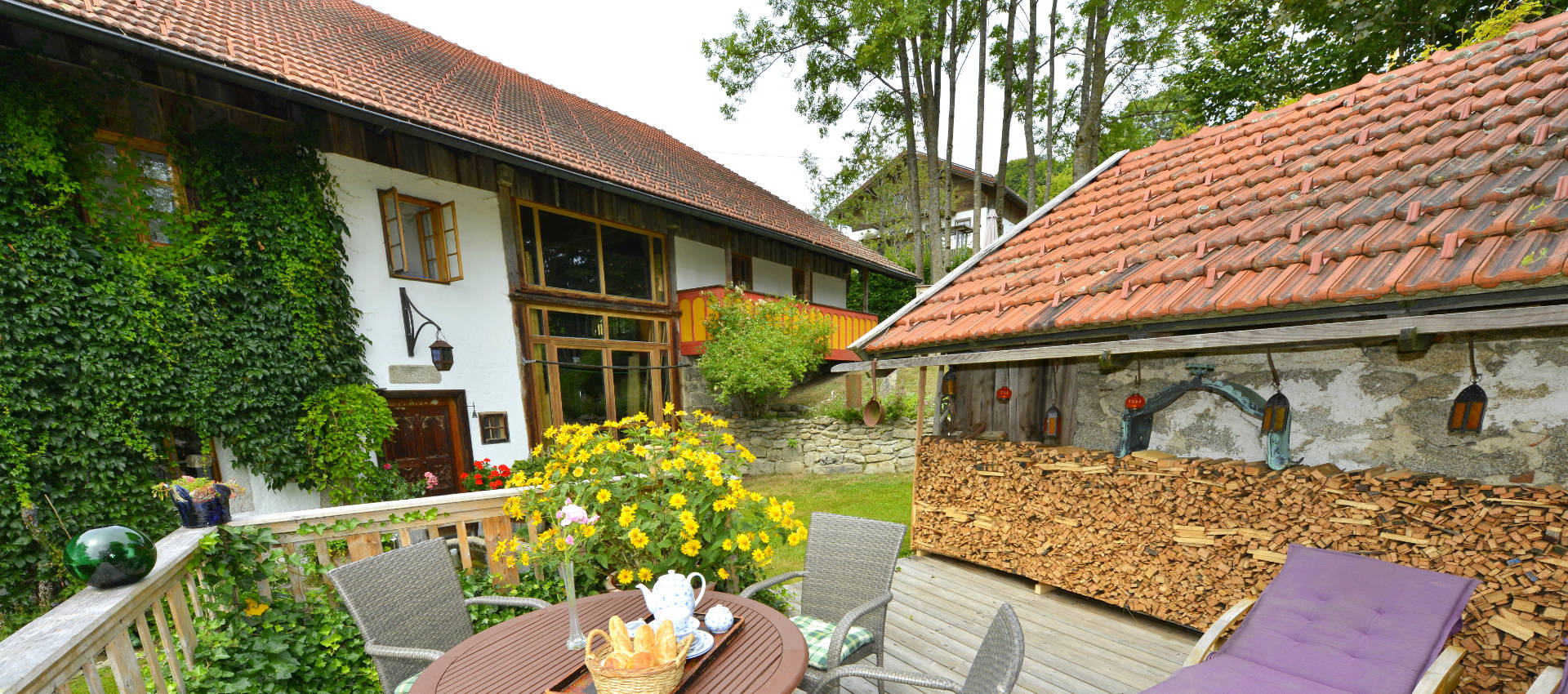 titel-hof-1920×850 Der Hof - Hofatelier Menacher - Urlaub im Künstlerhof - eine Nacht im Museum. Willkommen im Hofatelier Menacher – einem historischen Rückzugsort voller Seele. Entdecken Sie einen Ort, wo Kunst, Natur, Geschichte und Gastfreundschaft zu einem unvergesslichen Urlaub verschmelzen. Ob Sie Ruhe suchen, Inspiration oder einfach das Besondere – hier erleben Sie eine der außergewöhnlichsten Ferienunterkünfte im Bayerischen Wald.