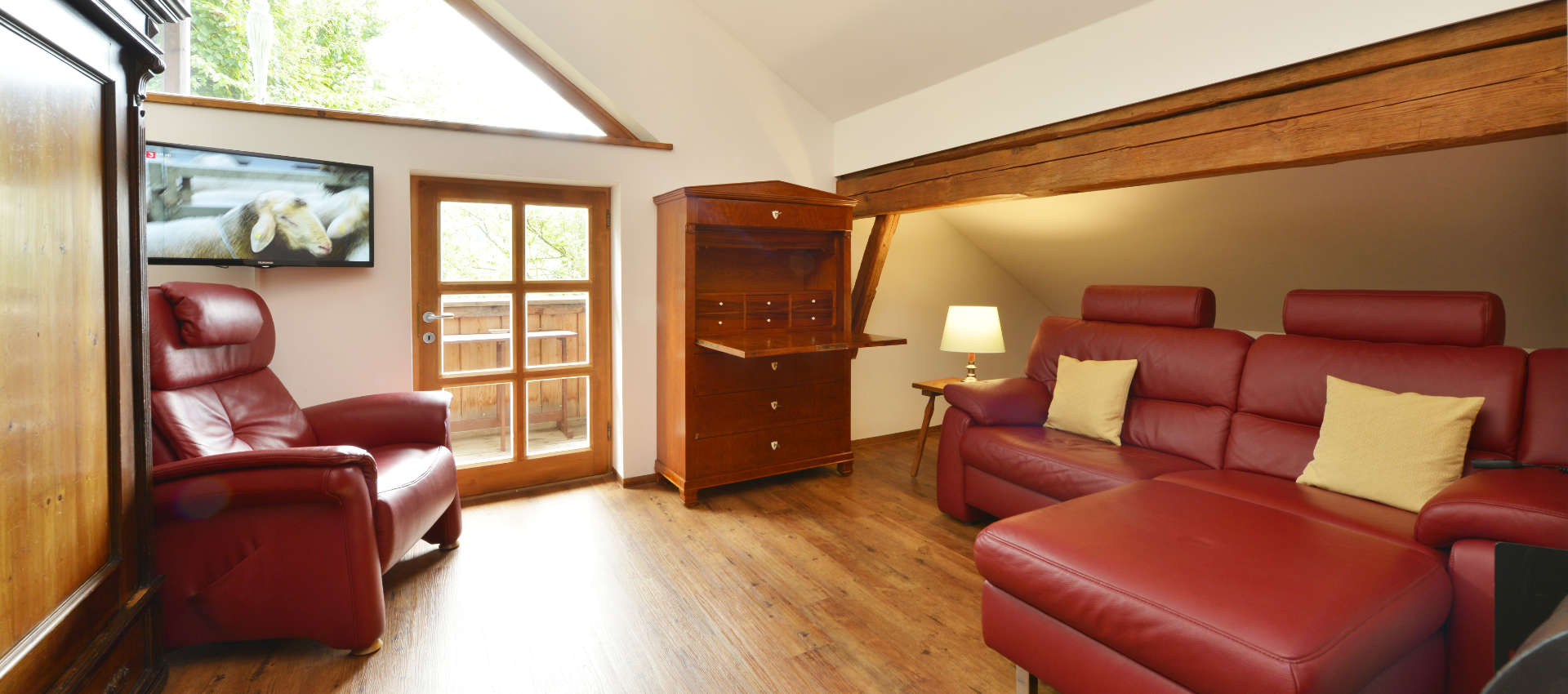 Die Klassikgalerie - Blick auf rote Couch und antike Möbel