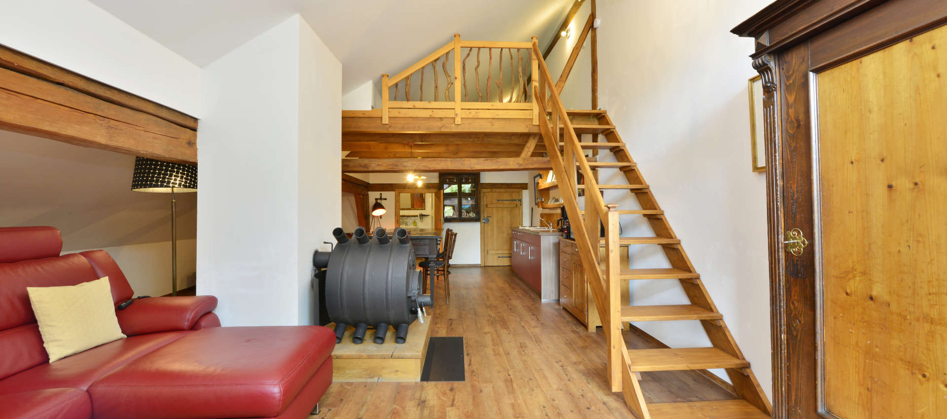 Die Klassikgalerie - rotes Sofa und die Galerie