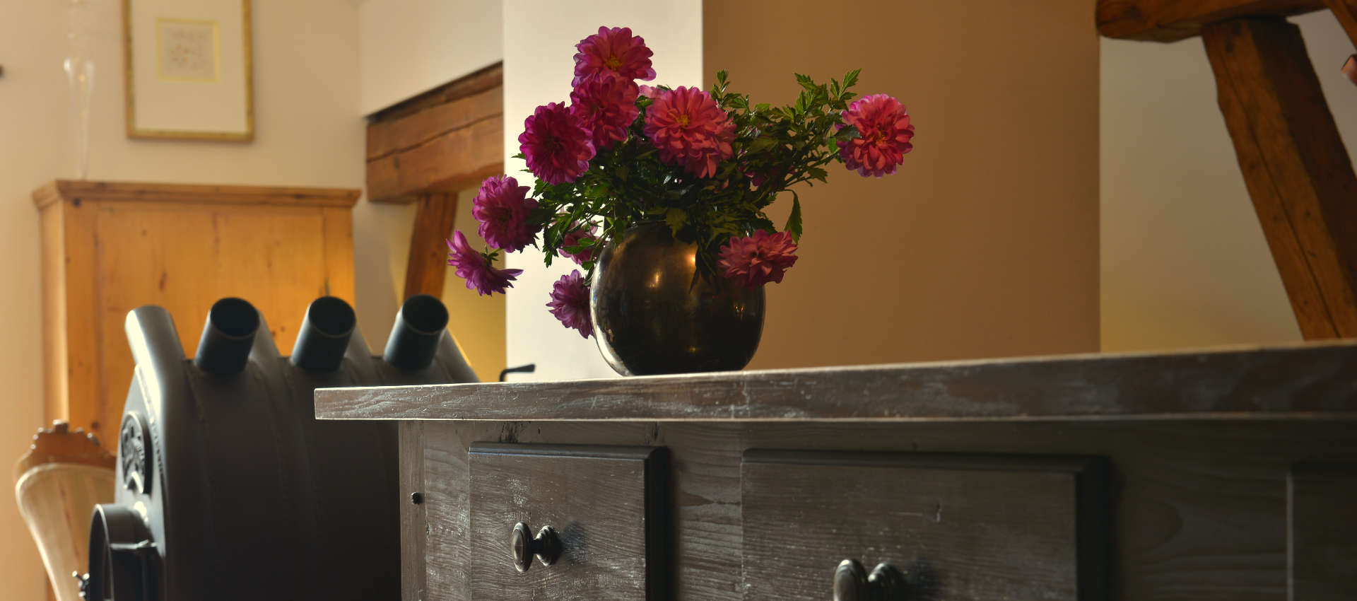 Die Klassikgalerie - Kommode und Blumenvase