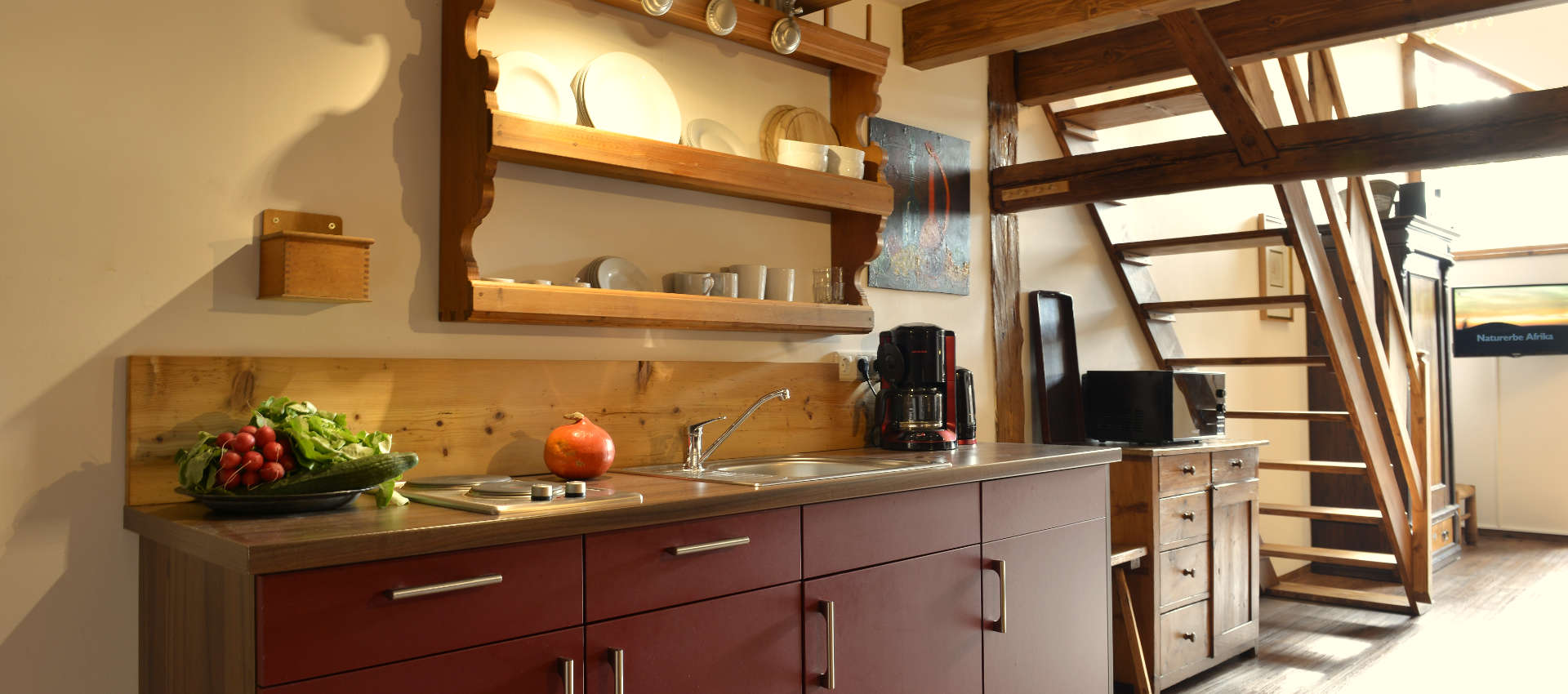 Die Klassikgalerie - Küche und Treppe zur Galerie