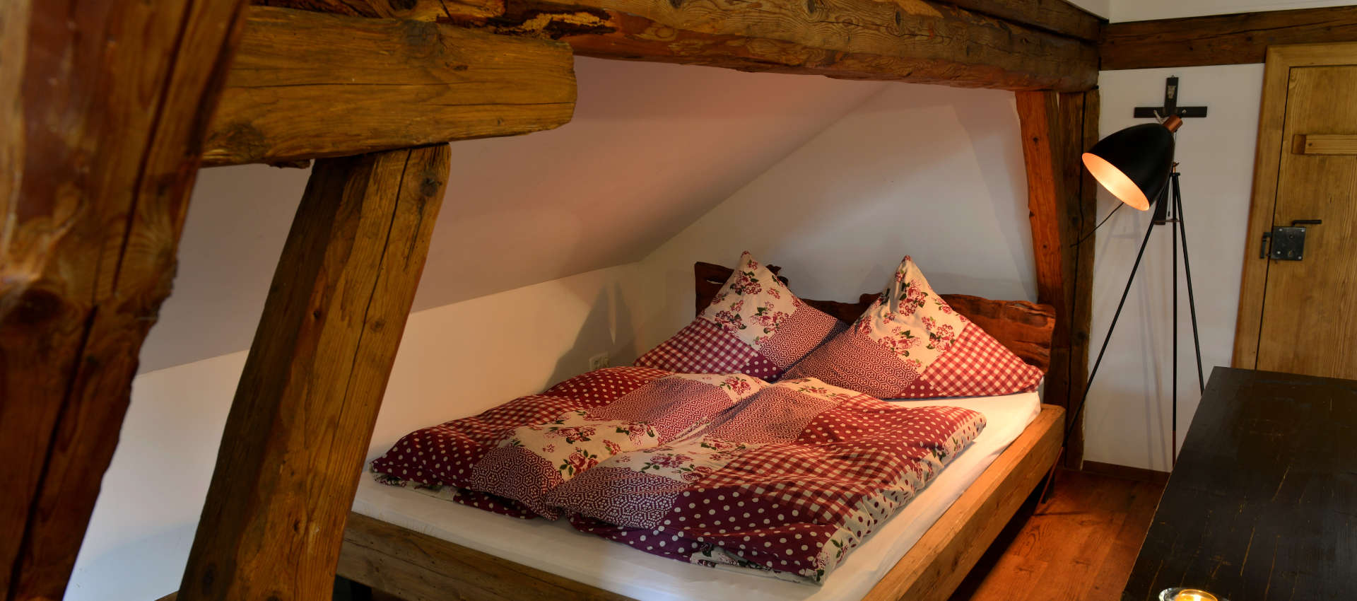 Die Klassikgalerie - Bett unter gemütlichen Holzbalken