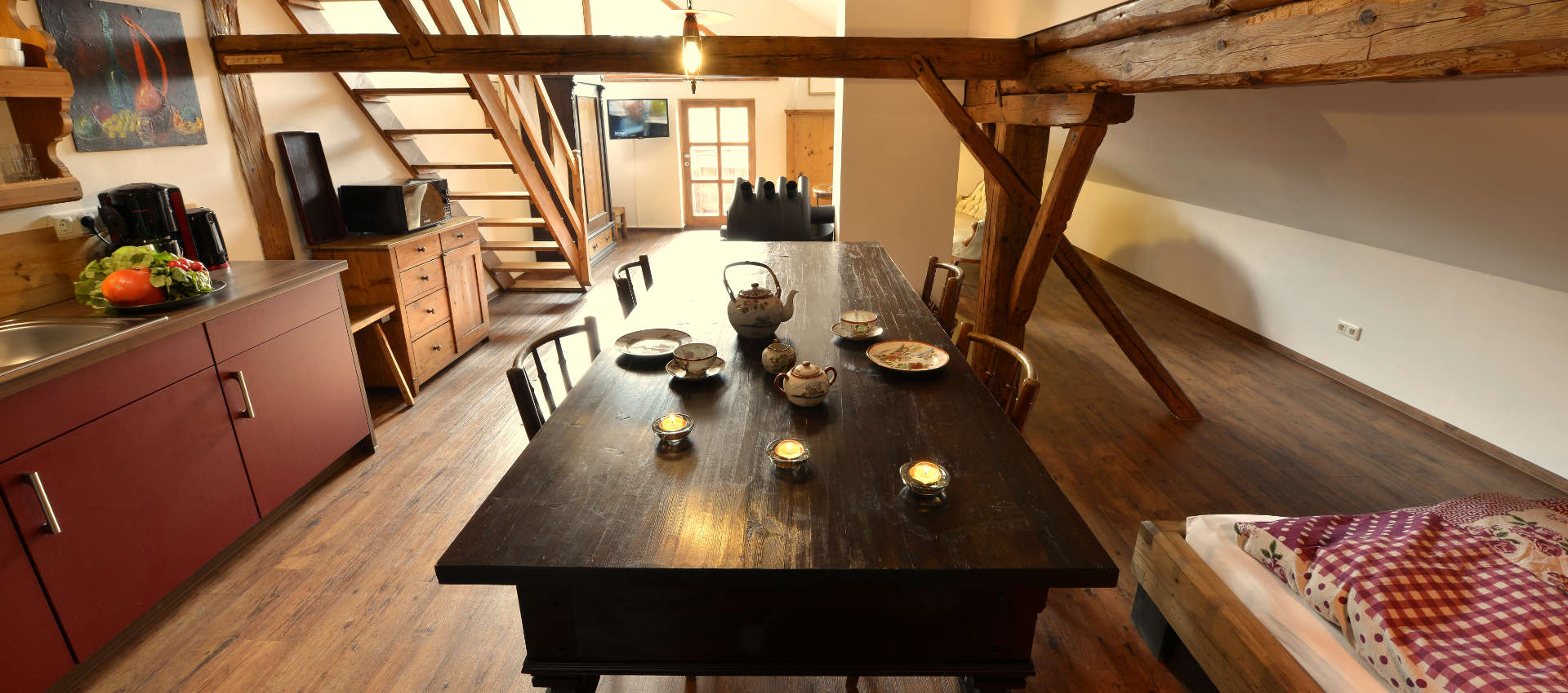 Die Klassikgalerie - Blick in den Raum mit Esstisch und Küche