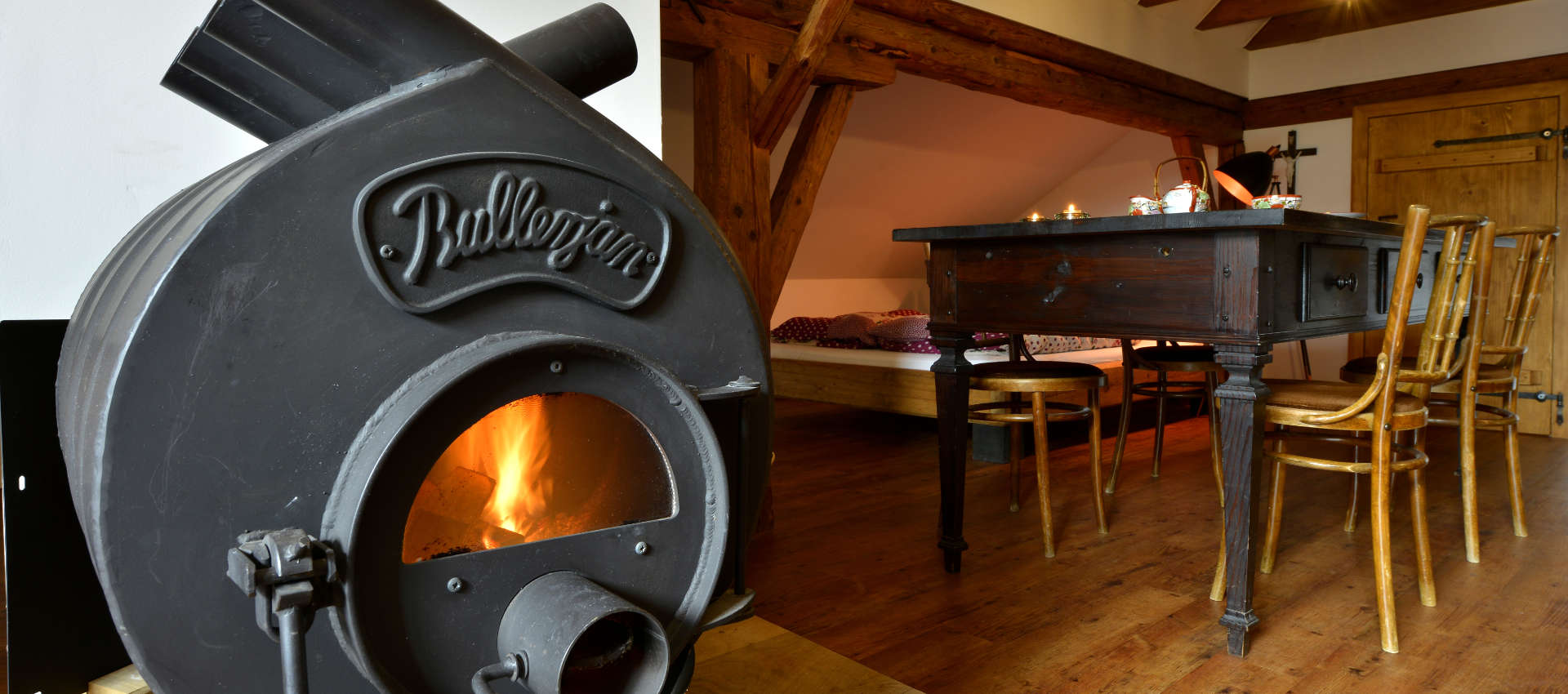 Die Klassikgalerie - Bullerjan Holzofen und Blick auf den Esstisch