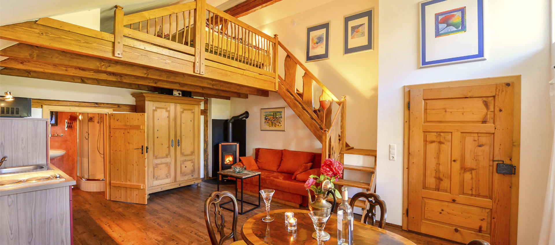 Die Kunstgalerie - orange Couch und Galerie