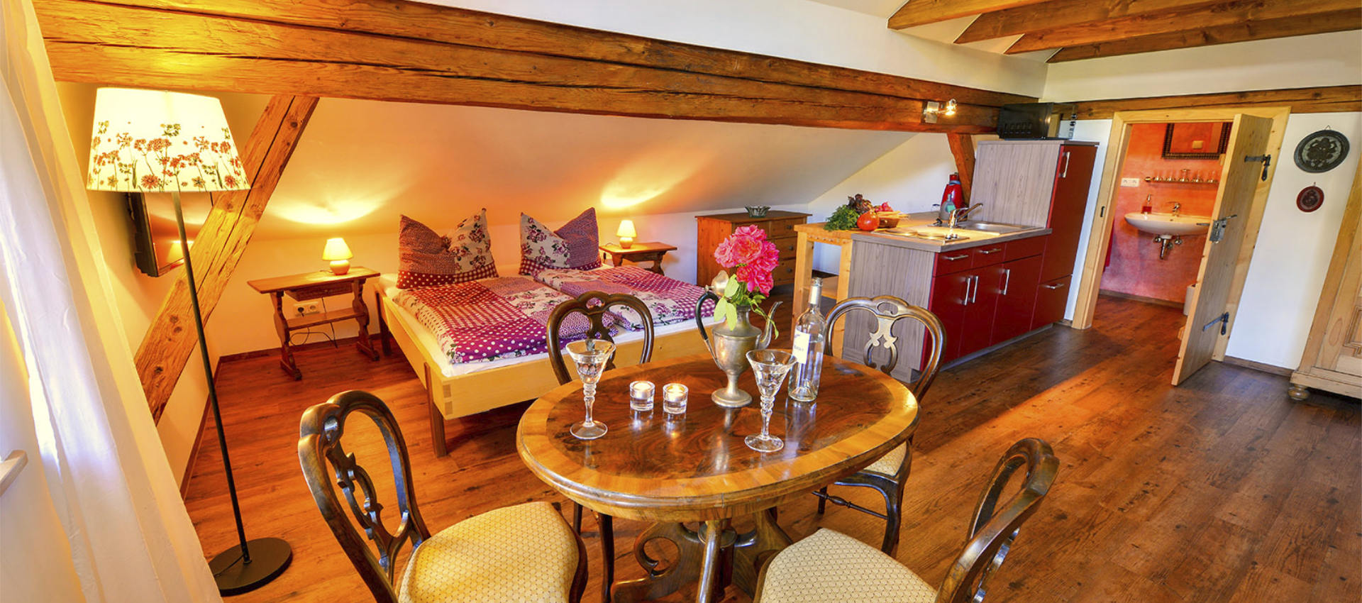 Die Kunstgalerie - Tisch, Bett, Küche