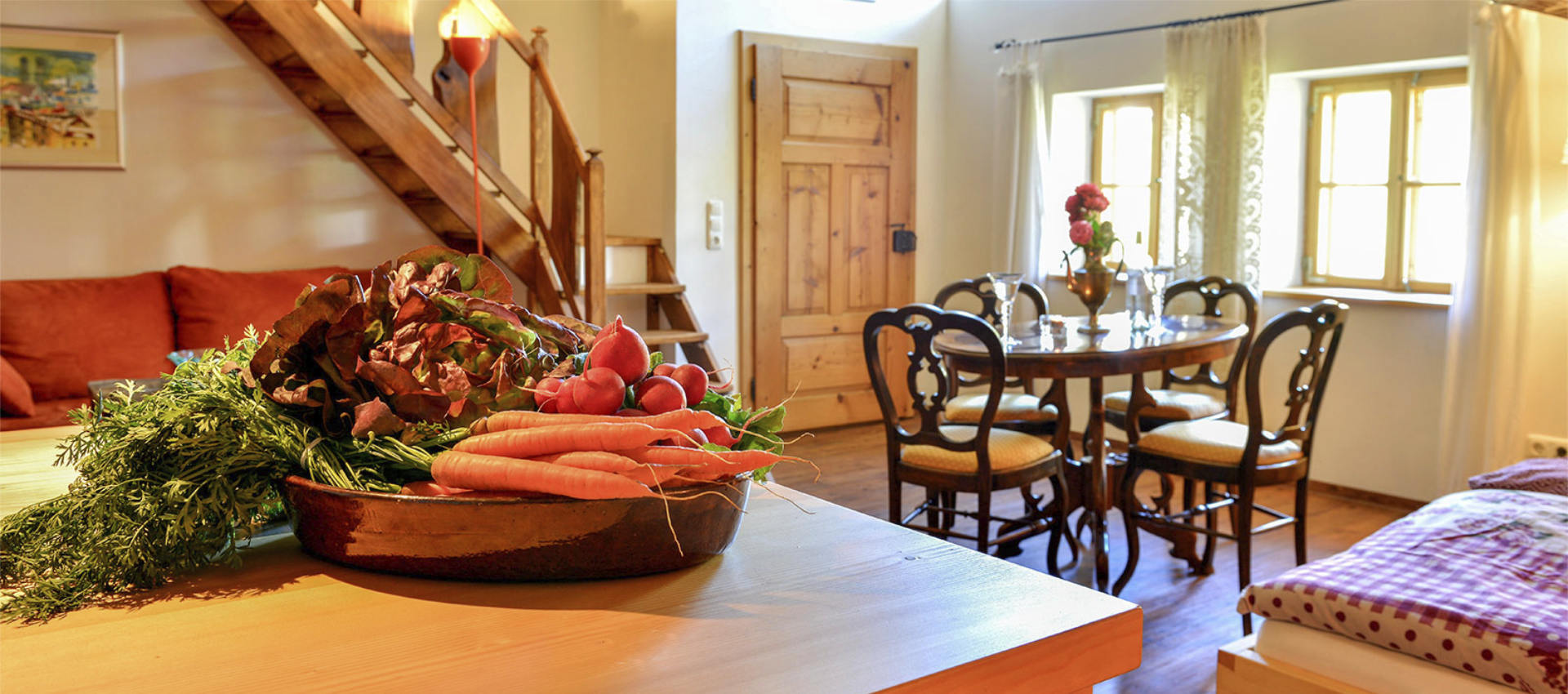 Die Kunstgalerie - Tisch, Küche, Treppe zur Galerie