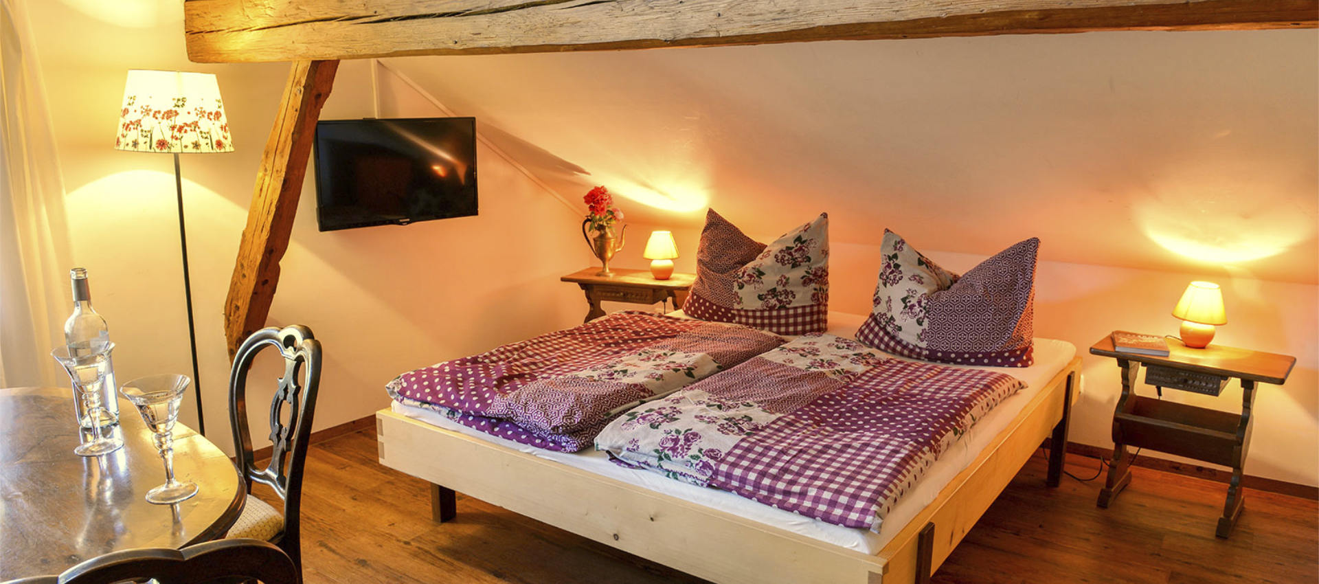 Die Kunstgalerie - Tisch, Bett